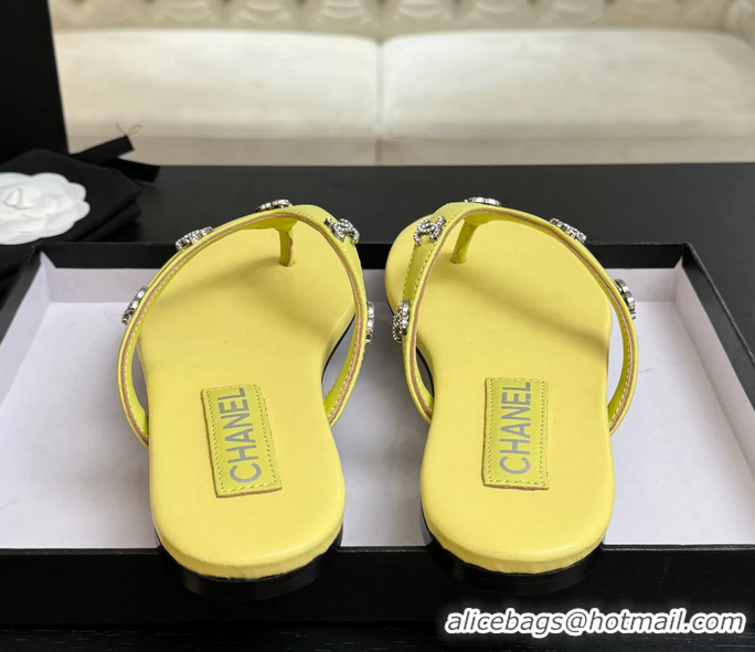 Comfortable Chanel CC Logo Light Yellow Leather Flat Thong Sandals 6052208