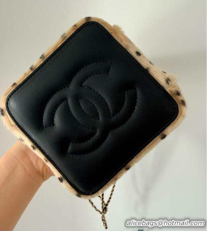 Best Price Chanel Metiers D'art Bucket Bag with Chain Lambskin and gold-plated metal CH5908 Light beige/black 2026