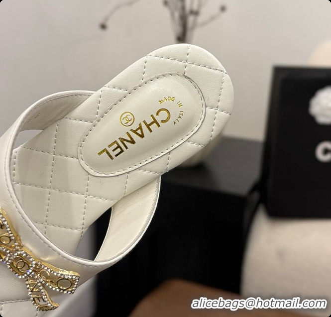 Sumptuous Chanel Quilted Lambskin Thong Sandals With Bow Detail White & Gold 60702704