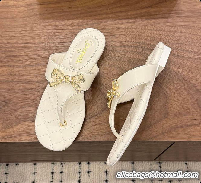 Sumptuous Chanel Quilted Lambskin Thong Sandals With Bow Detail White & Gold 60702704