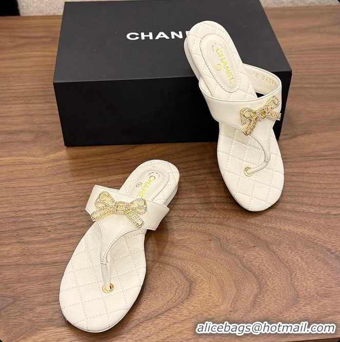 Sumptuous Chanel Quilted Lambskin Thong Sandals With Bow Detail White & Gold 60702704