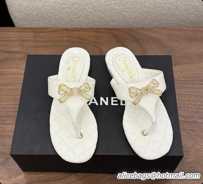 Sumptuous Chanel Quilted Lambskin Thong Sandals With Bow Detail White & Gold 60702704