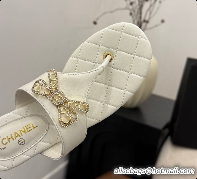 Sumptuous Chanel Quilted Lambskin Thong Sandals With Bow Detail White & Gold 60702704
