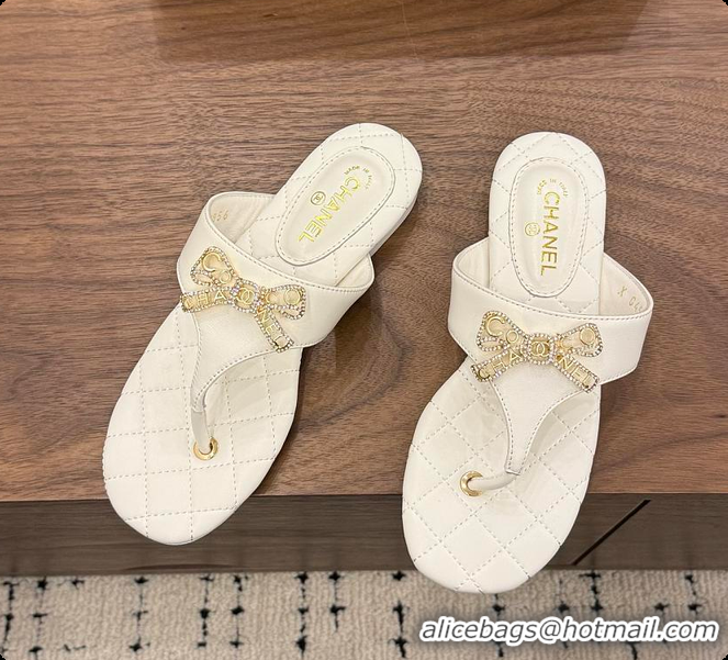 Sumptuous Chanel Quilted Lambskin Thong Sandals With Bow Detail White & Gold 60702704