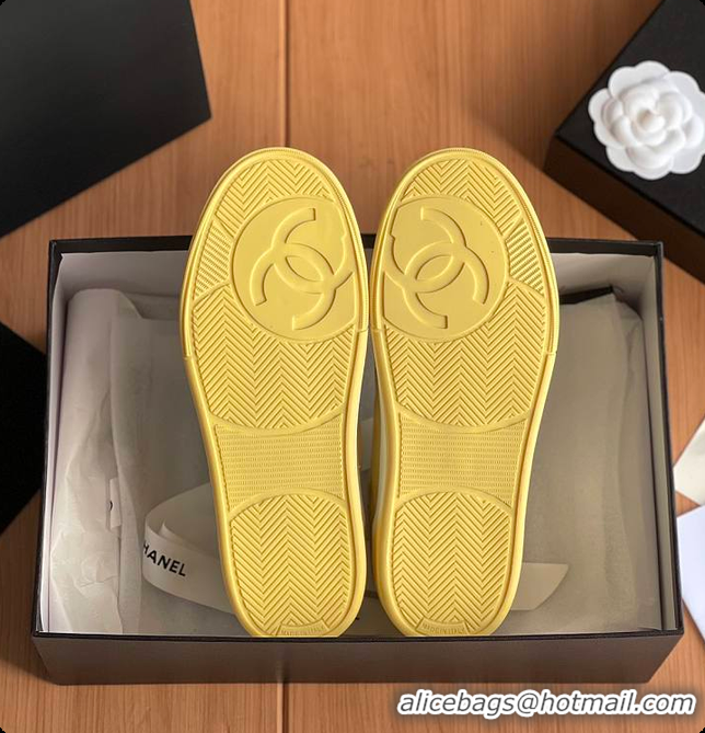 Luxurious Chanel Yellow White CC Logo Suede Sneakers 60702702