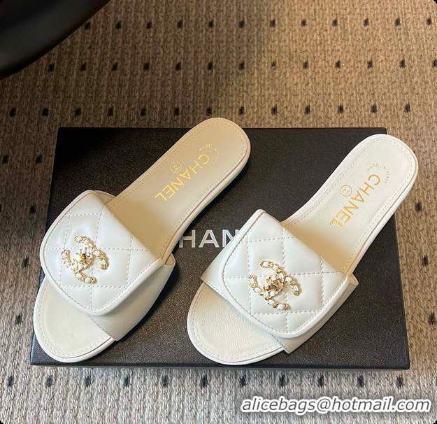 Purchase Chanel Mules Shiny Calfskin White 6080106