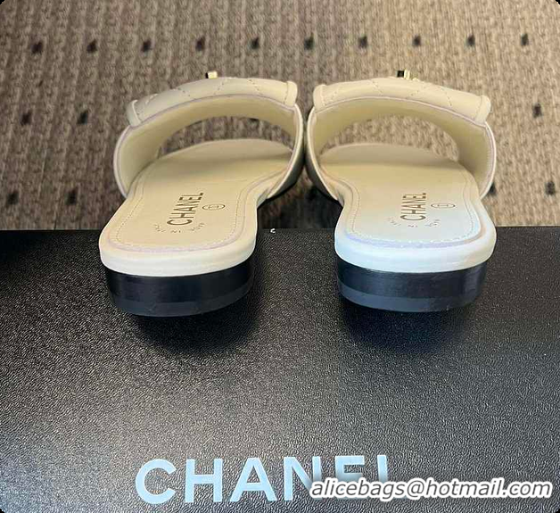 Purchase Chanel Mules Shiny Calfskin White 6080106
