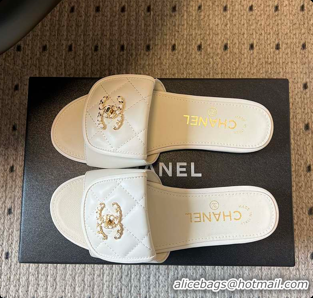 Purchase Chanel Mules Shiny Calfskin White 6080106