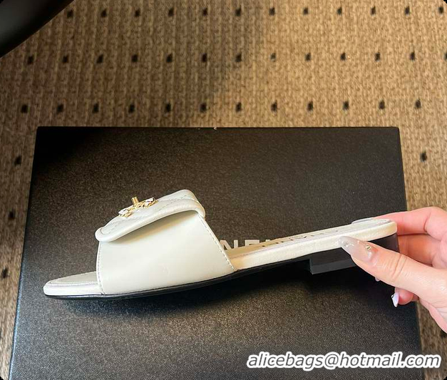 Purchase Chanel Mules Shiny Calfskin White 6080106