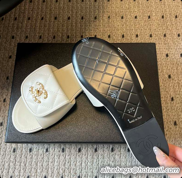 Purchase Chanel Mules Shiny Calfskin White 6080106