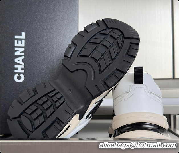 Luxurious Chanel Sneaker White & Black 6080803