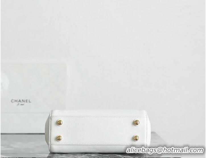 Best Product Chanel Hobo Handbag Lambskin & Gold-Tone Metal AS6242 White Fall-Winter 2026 Pre-Collection