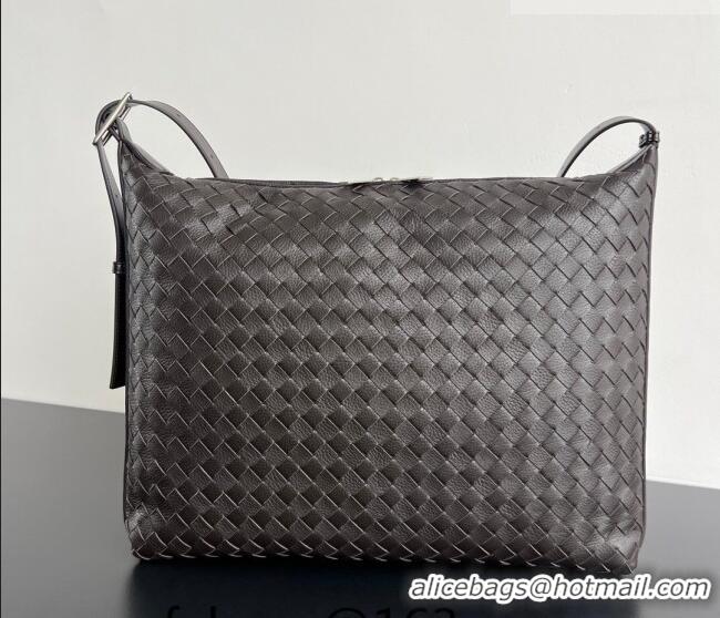 Best Price Bottega Veneta Men's Traveler Hobo Bag in Intrecciato Grained Leather 806974 Fondant Brown 2026
