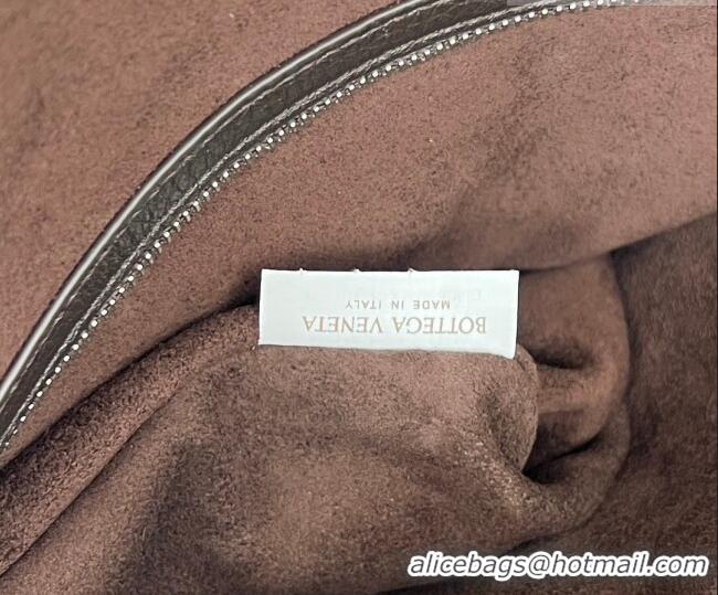 Best Price Bottega Veneta Men's Traveler Hobo Bag in Intrecciato Grained Leather 806974 Fondant Brown 2026