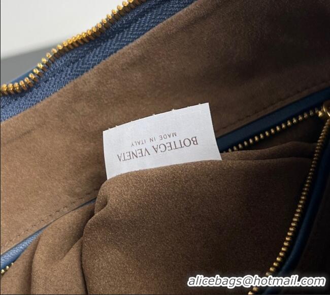 Trendy Design Bottega Veneta Medium Veneta Hobo Bag in Intrecciato Leather 856737 Blue 2026