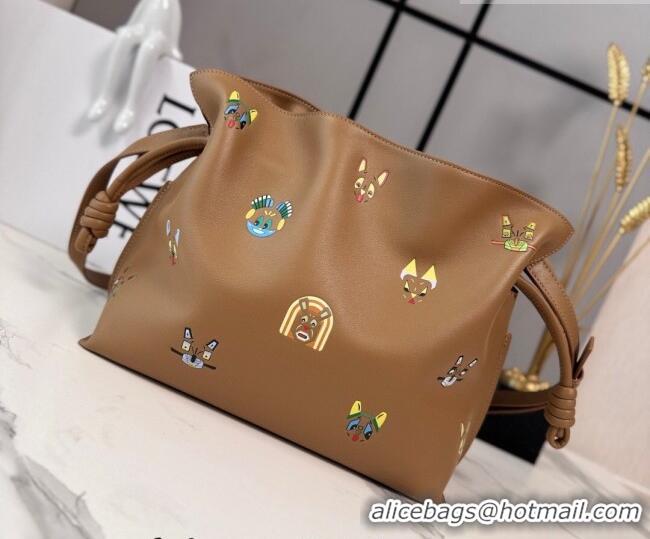 Famous Brand Louis Wain x Loewe Medium Flamenco Clutch in Cat Embroidered Nappa Calfskin Leather L17061 Mocha 2026