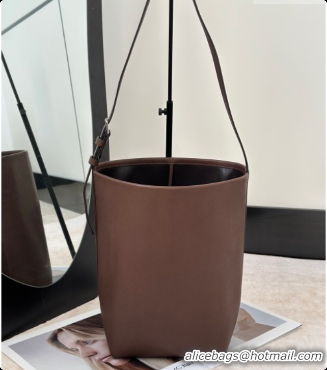 Good Looking The Row Park Bucket Bag in Masoni Leather 8860 Dark Brown 2026