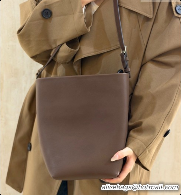 Good Looking The Row Park Bucket Bag in Masoni Leather 8860 Dark Brown 2026