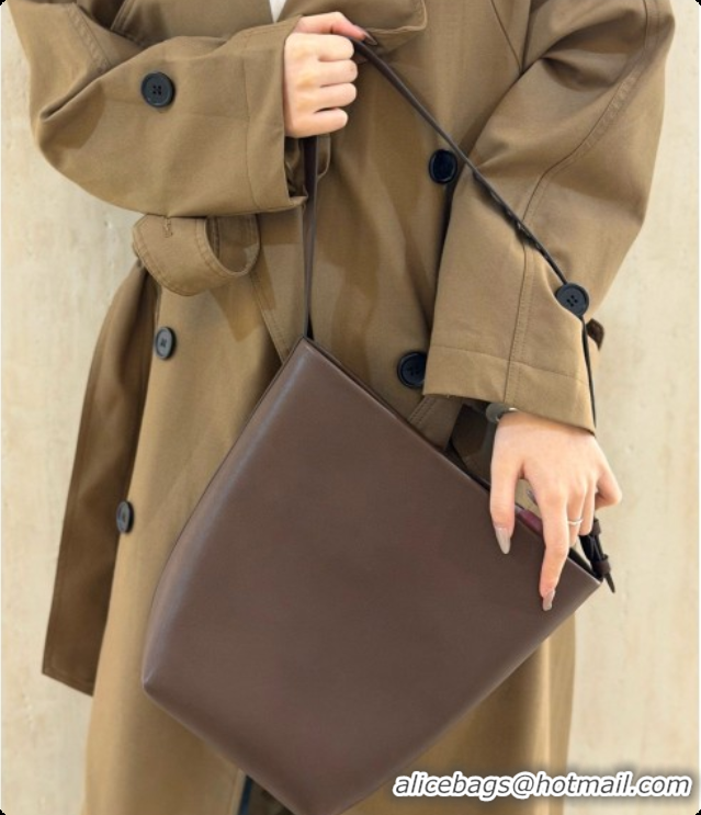 Good Looking The Row Park Bucket Bag in Masoni Leather 8860 Dark Brown 2026