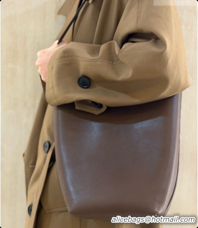 Good Looking The Row Park Bucket Bag in Masoni Leather 8860 Dark Brown 2026