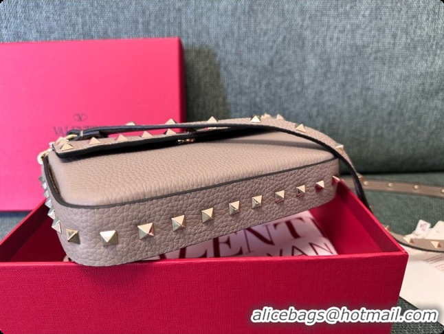 Good Looking Valentino Rockstud Grainy Calfskin Pouch 3022 Grey 2026