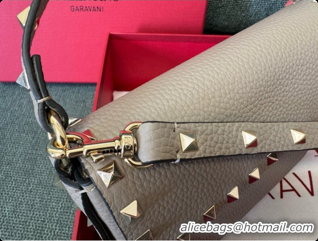 Good Looking Valentino Rockstud Grainy Calfskin Pouch 3022 Grey 2026