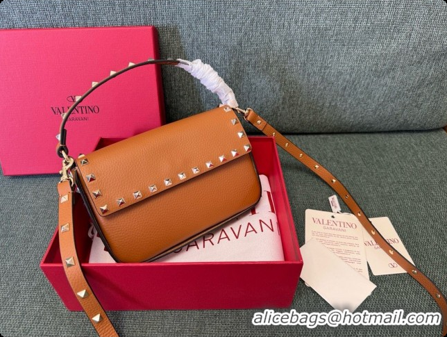 Pretty Style Valentino Rockstud Grainy Calfskin Pouch 3022 Brown 2026