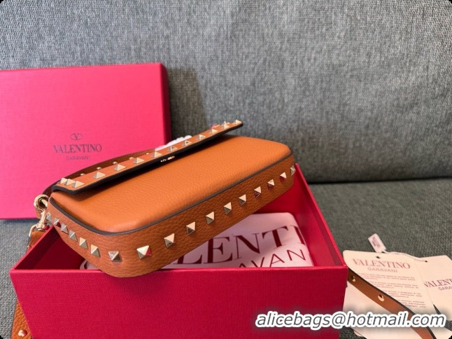 Pretty Style Valentino Rockstud Grainy Calfskin Pouch 3022 Brown 2026
