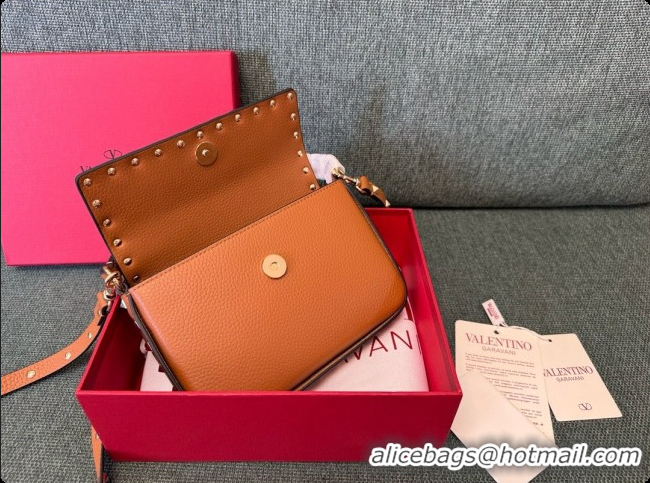 Pretty Style Valentino Rockstud Grainy Calfskin Pouch 3022 Brown 2026