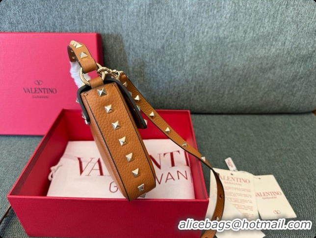 Pretty Style Valentino Rockstud Grainy Calfskin Pouch 3022 Brown 2026