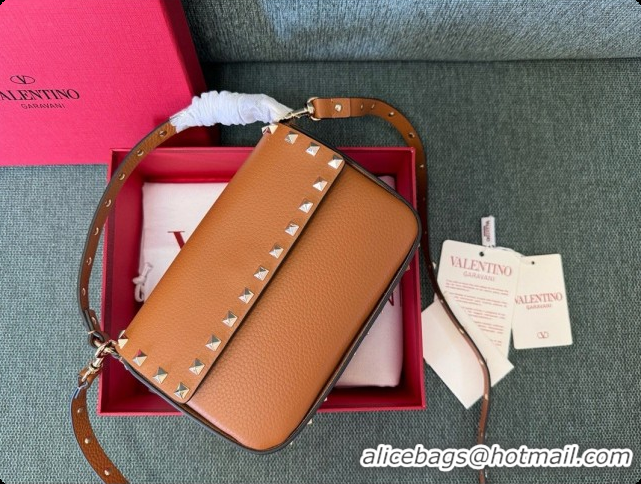 Pretty Style Valentino Rockstud Grainy Calfskin Pouch 3022 Brown 2026