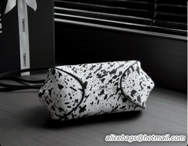 Top Quality Chanel Clutch with Leather Strap in Horse Hair AP5360 Black/White 2026